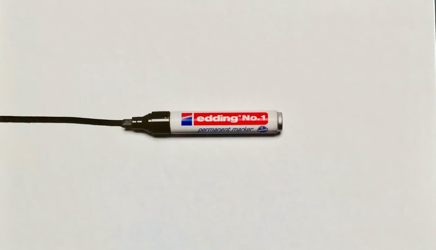 Un rotulador permanente edding No. 1 sobre fondo claro