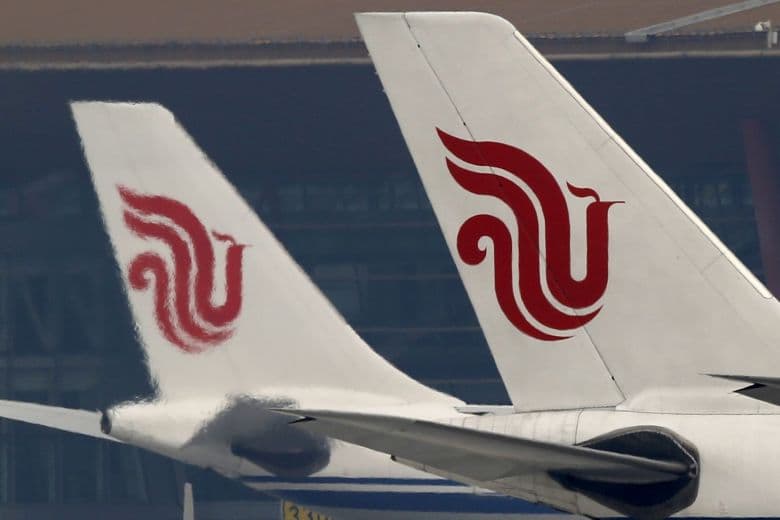 Derivas de dos aviones de Air China con el logotipo rojo del fénix